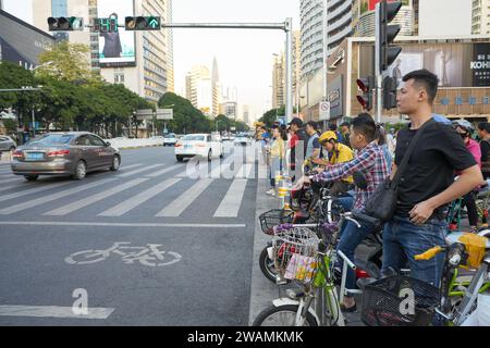 SHENZHEN, CHINA - 21. NOVEMBER 2019: Blick auf Shenzhen auf Straßenebene. Stockfoto