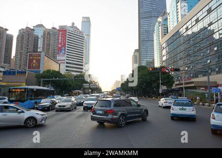 SHENZHEN, CHINA - 21. NOVEMBER 2019: Blick auf Shenzhen auf Straßenebene. Stockfoto