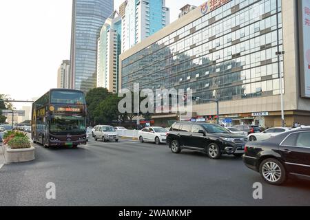 SHENZHEN, CHINA - 21. NOVEMBER 2019: Blick auf Shenzhen auf Straßenebene. Stockfoto