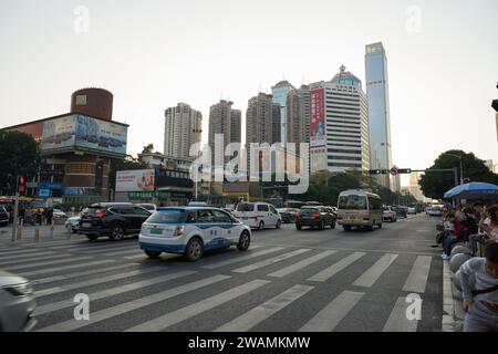 SHENZHEN, CHINA - 21. NOVEMBER 2019: Blick auf Shenzhen auf Straßenebene. Stockfoto