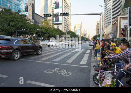 SHENZHEN, CHINA - 21. NOVEMBER 2019: Blick auf Shenzhen auf Straßenebene. Stockfoto