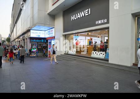 SHENZHEN, CHINA - 21. NOVEMBER 2019: Huawei-Ladenfront in Shenzhen. Stockfoto
