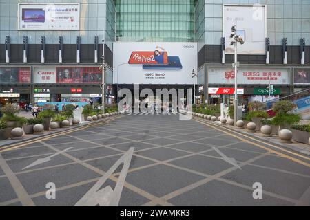 SHENZHEN, CHINA - 21. NOVEMBER 2019: Blick auf Shenzhen auf Straßenebene. Stockfoto