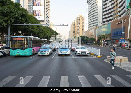 SHENZHEN, CHINA - 21. NOVEMBER 2019: Blick auf Shenzhen auf Straßenebene. Stockfoto