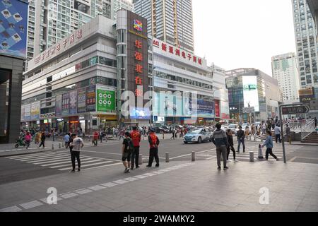 SHENZHEN, CHINA - 21. NOVEMBER 2019: Blick auf Shenzhen auf Straßenebene. Stockfoto