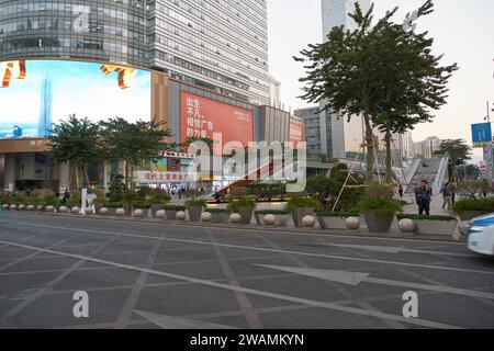 SHENZHEN, CHINA - 21. NOVEMBER 2019: Blick auf Shenzhen auf Straßenebene. Stockfoto