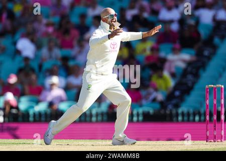 Sydney, Australien, 5. Januar 2024. Nathan Lyon aus Australien feiert am 3. Tag des dritten Testspiels zwischen Australien und Pakistan auf dem Sydney Cricket Ground am 5. Januar 2024 in Sydney, Australien, den Wicket von Saim Ayub aus Pakistan. Quelle: Pete Dovgan/Speed Media/Alamy Live News Stockfoto