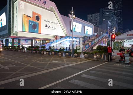 SHENZHEN, CHINA - 21. NOVEMBER 2019: Blick auf Shenzhen auf Straßenebene. Stockfoto