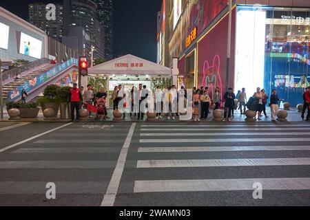SHENZHEN, CHINA - 21. NOVEMBER 2019: Blick auf Shenzhen auf Straßenebene. Stockfoto