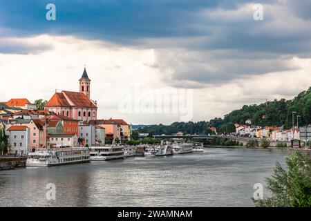 Passau, Deutschland - 21. Juli 2023: Panoramablick auf Passau. Skyline der Altstadt mit wunderschöner Reflexion in der Donau, Bayern, Deutschland. Stockfoto