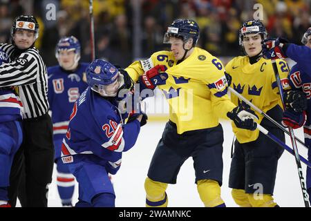 GÖTEBORG, SCHWEDEN 20240105Schwedens Anton Johansson im Kampf gegen die Lane Huston der USA während des Eishockeyfinales der IIHF Juniorenweltmeisterschaft b Stockfoto