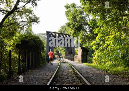 Obere Bukit Timah Truss Bridge entlang des Eisenbahnkorridors, Singapur, ein umgerichteter Bahnbahnpark Stockfoto