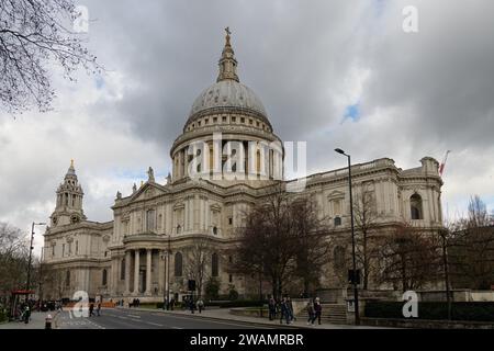 London, Großbritannien - 18. März 2023; Moody View of South Side of St Paul's Cathedral in City of London Stockfoto