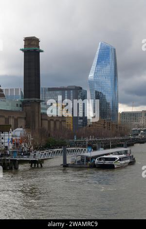 London, Großbritannien - 18. März 2023; Tate Modern und One Blackfriars, die sich über dem Bankside River Pier erheben Stockfoto