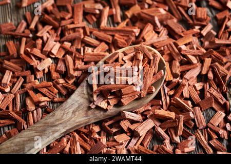 Rotes Sandelholz auf einem Holzlöffel, Nahaufnahme Stockfoto