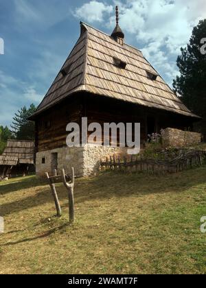 Ein traditionelles Holzhaus aus dem Jahr 1882 im alten Dorf des Freilichtmuseums in Sirogojno, Serbien Stockfoto