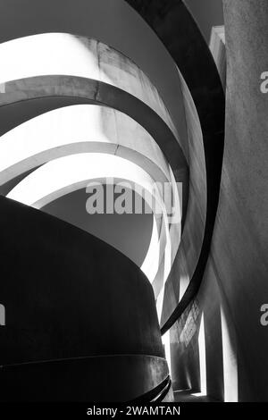 Markantes einfarbiges architektonisches Merkmal mit geschwungenen Kurven und einem dynamischen Zusammenspiel von Licht und Schatten Stockfoto