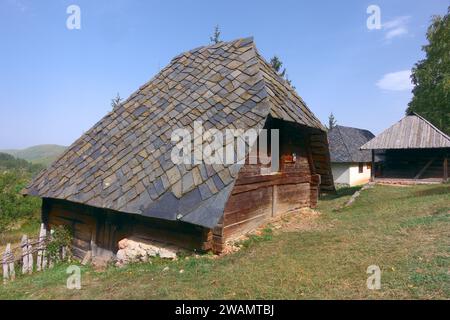 Altes Holzgebäude (Kooperage) mit Schieferdach im Freilichtmuseum Old Village, Sirogojno, Serbien Stockfoto