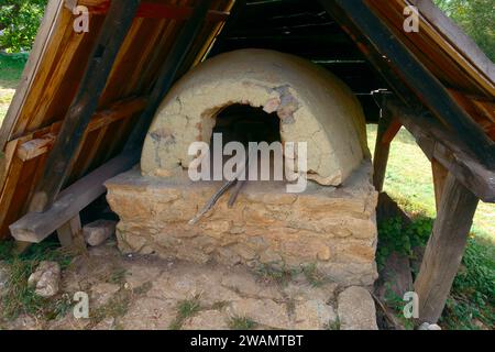 Traditioneller Brotbackofen im alten Dorf des Freilichtmuseums, Sirogojno, Serbien Stockfoto