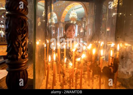 Pfarrer Atallah Makhouli führt einen griechisch-orthodoxen Ostergottesdienst mit Mitgliedern der Gemeinde in der Griechisch-orthodoxen Kirche St. Georgs in K Stockfoto