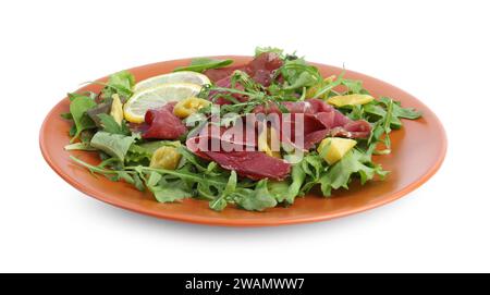 Köstlicher Bresaola-Salat mit Rucola isoliert auf weiß Stockfoto