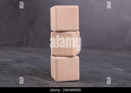 Internationale Organisation für Normung. Cubes mit der Abkürzung ISO auf grauem texturiertem Tisch Stockfoto