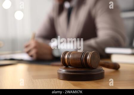 Der Anwalt arbeitet am Tisch im Büro, konzentriert sich auf den Hammer Stockfoto