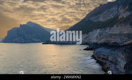 Al Mughsail Beach, salalah-Blick Al Mughsayl Beach (auch als Al Mughsail Beach geschrieben) die berühmteste Touristenattraktion in salalah, Oman. Stockfoto