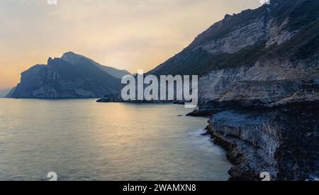 Al Mughsail Beach, salalah-Blick Al Mughsayl Beach (auch als Al Mughsail Beach geschrieben) die berühmteste Touristenattraktion in salalah, Oman. Stockfoto