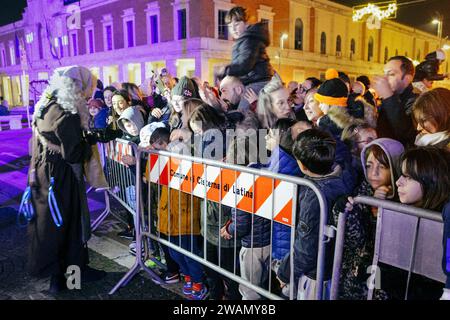 Latina, Italien. Januar 2024. Die Fliegende Befana schenkt Kindern auf dem Platz anlässlich der Epiphanienfeier in Latina Geschenke. Hunderte jubelnde Kinder und Erwachsene begrüßten die Befana, die anlässlich der Epiphanienfeier in Latina vom Turm des Rathauses abstieg. Quelle: ZUMA Press, Inc./Alamy Live News Stockfoto