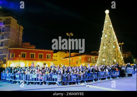 Latina, Italien. Januar 2024. Kinder und Erwachsene erwarten die Passage der Fliegenden Befana anlässlich der Epiphanienfeier in Latina. Hunderte von jubelnden Kindern und Erwachsenen begrüßten die Befana, die anlässlich der Epiphanienfeier in Latina aus dem Turm des Rathauses herabstieg. Quelle: ZUMA Press, Inc./Alamy Live News Stockfoto