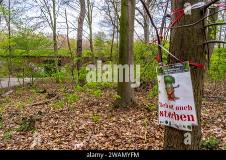 Protestplakate, der Sterkraderwald in Oberhausen, am Autobahnkreuz Oberhausen, wo die A2/A3A/A516 aufeinander treffen, soll er um 11 Hektar erweitert werden Stockfoto