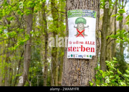 Protestplakate, der Sterkraderwald in Oberhausen, am Autobahnkreuz Oberhausen, wo die A2/A3A/A516 aufeinander treffen, soll er um 11 Hektar erweitert werden Stockfoto