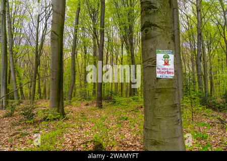 Protestplakate, der Sterkraderwald in Oberhausen, am Autobahnkreuz Oberhausen, wo die A2/A3A/A516 aufeinander treffen, soll er um 11 Hektar erweitert werden Stockfoto