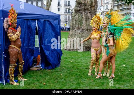 Mitglieder der London School of Samba bereiten sich auf die London New Year's Day Parade 2024 vor. Stockfoto