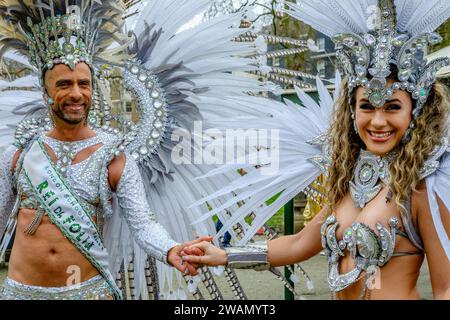 Mitglieder der London School of Samba bereiten sich auf die London New Year's Day Parade 2024 vor. Stockfoto