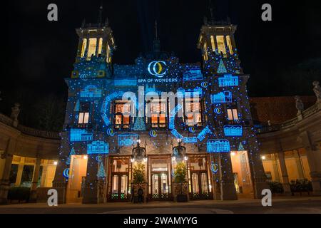 San Pellegrino Terme Italien 29. Dezember 2023: Antikes Jugendstilgebäude, beleuchtet für Neujahrsfeiern Stockfoto