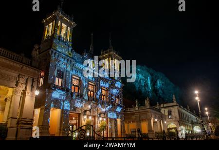 San Pellegrino Terme Italien 29. Dezember 2023: Antikes Jugendstilgebäude, beleuchtet für Neujahrsfeiern Stockfoto