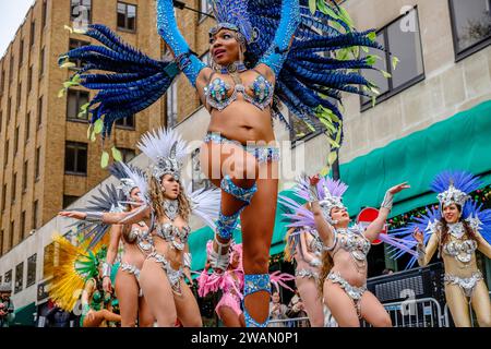 Mitglieder der London School of Samba machen sich auf den Weg zum Start der Strecke für die London New Year's Day Parade 2024. Stockfoto
