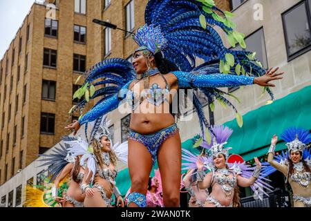 Mitglieder der London School of Samba machen sich auf den Weg zum Start der Strecke für die London New Year's Day Parade 2024. Stockfoto