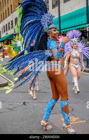 Mitglieder der London School of Samba machen sich auf den Weg zum Start der Strecke für die London New Year's Day Parade 2024. Stockfoto