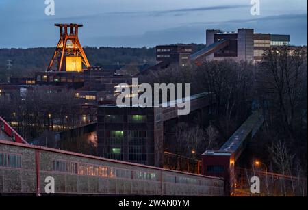 Zeche Zollverein, Welterbestätte, Doppelbock Fördergerüst von Schacht XII, Kohlenwäsche, mit dem Ruhr Museum, Essen, NRW, Deutschland, Zeche Zollverein *** Kohlebergbau Industriekomplex Zollverein, Welterbestätte, Doppeltrahmen des Schachts XII, Kohlewaschanlage, mit dem Ruhrmuseum, Essen, NRW, Deutschland, Kohlebergbau Zollverein Industriekomplex Stockfoto