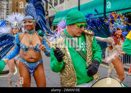 Mitglieder der London School of Samba machen sich auf den Weg zum Start der Strecke für die London New Year's Day Parade 2024. Stockfoto