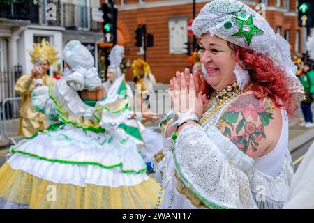 Mitglieder der London School of Samba machen sich auf den Weg zum Start der Strecke für die London New Year's Day Parade 2024. Stockfoto