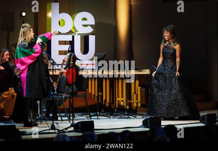 Die Musikerin Sanne Putseys alias Selah Sue und die Musikerin Charlotte Adigery treten am Freitag, den 5. Januar 2024, in Bozar auf, bei der Eröffnungsveranstaltung der belgischen Präsidentschaft des Rates der Europäischen Union zu Ehren des Königs und der Königin. Das vom Kanzleramt des Premierministers in Zusammenarbeit mit den Gemeinden und Regionen organisierte Konzert wird vom Komponisten und Pianisten J. Neve geleitet, dem ein Orchester aus Musikern aus dem ganzen Land angehört. Der Abend ist um ein musikalisches Werk von Neve aufgebaut, eine Hommage an das Werk einer Reihe belgischer Künstler von internationalem Rang Stockfoto