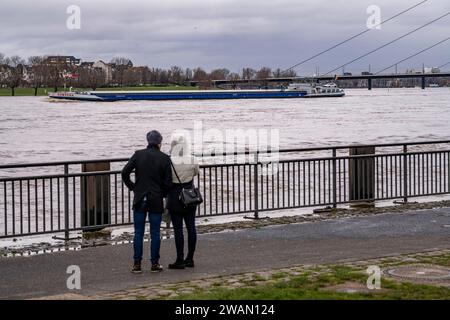 Hochwasser des Rhein bei Düsseldorf, Frachtschiff, Oberkassler Brücke, NRW, Deutschland, Rhein Hochwasser *** Rheinflut bei Düsseldorf, Frachtschiff, Oberkassler Brücke, NRW, Deutschland, Rheinflut Stockfoto