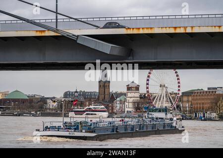 Frachtschiff, Rheinkniebrücke, Hochwasser des Rhein bei Düsseldorf, NRW, Deutschland, Rhein Hochwasser *** Frachtschiff, Rheinkniebrücke, Rheinhochwasser bei Düsseldorf, NRW, Deutschland, Rheinhochwasser Stockfoto