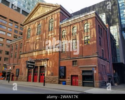 Das Wahrzeichen der Massey Hall, ein Zentrum für darstellende Künste, das international berühmt ist mit einer geschichtsträchtigen Geschichte in der Innenstadt von Toronto, Ontario, Kanada. Stockfoto