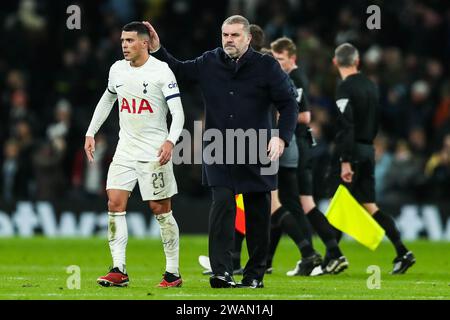 Tottenham Hotspur's Pedro Porro (links) und Tottenham Hotspur Manager Ange Postecoglou (rechts) nach dem letzten Pfiff beim Tottenham Hotspur FC gegen Burnley FC Emirates FA Cup 3. Runde Spiel im Tottenham Hotspur Stadium, London, England, Großbritannien am 5. Januar 2024 Credit: Every Second Media/Alamy Live News Stockfoto