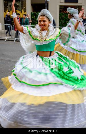 Mitglieder der London School of Samba machen sich auf den Weg zum Start der Strecke für die London New Year's Day Parade 2024. Stockfoto